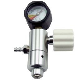 Flow regulator with manometer for oxygen